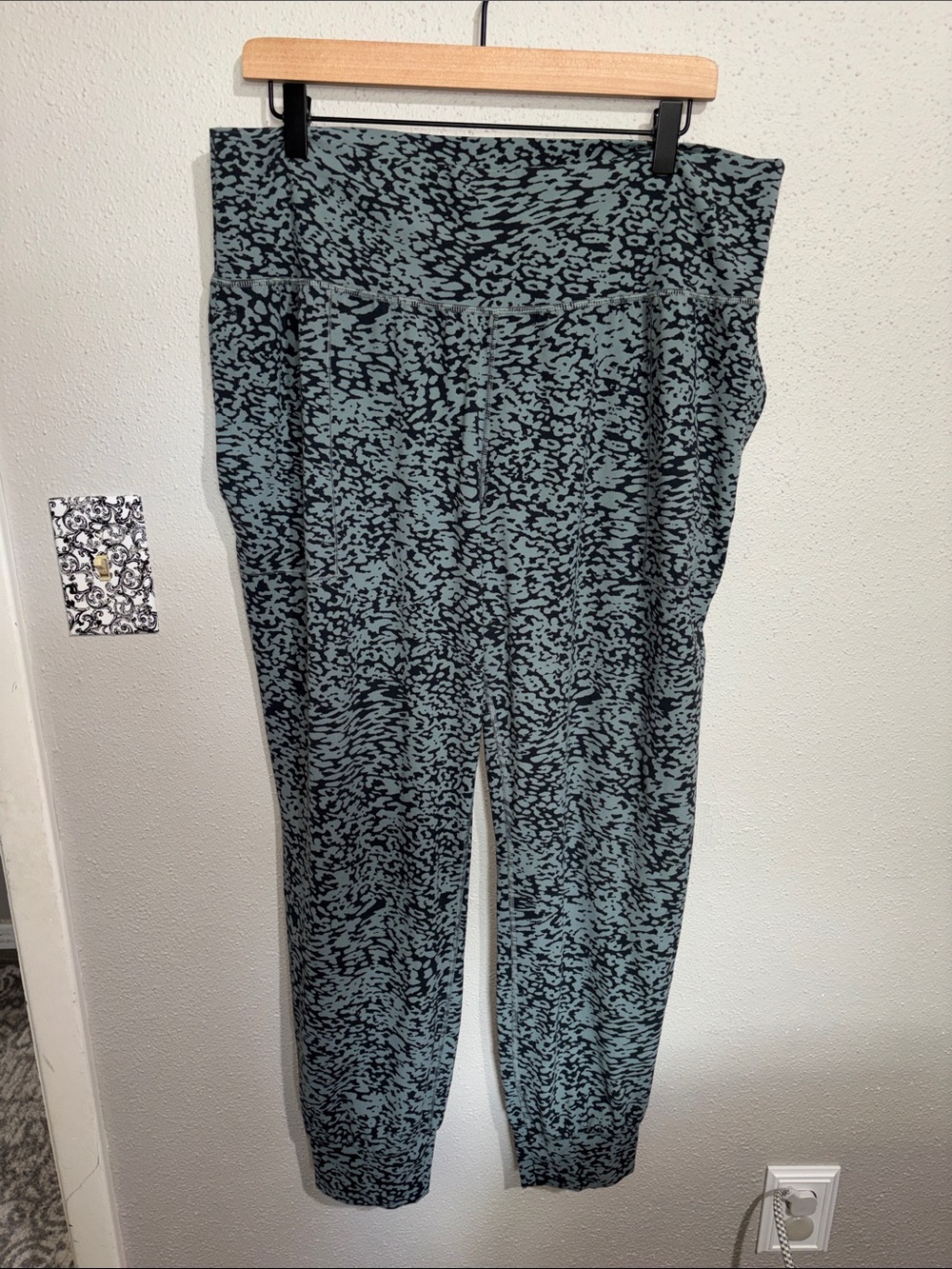 Athleta Salutation Jogger in Ocelot Spot (size x-large)